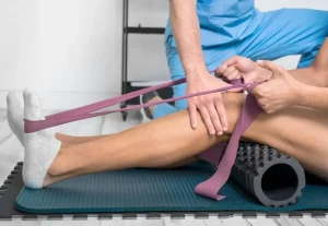 Fisioterapeuta y paciente con una tennis leg haciendo ejercicios excéntricos para su rehabilitación